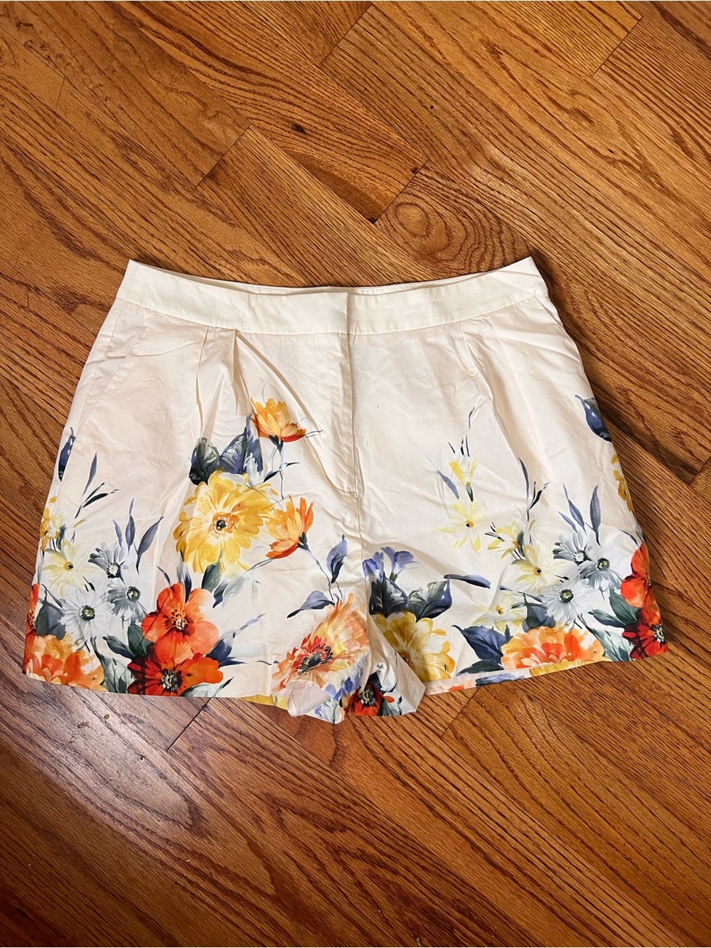 Express Floral-Print Cream High-Waist Women's Shorts - Picture 3 of 9